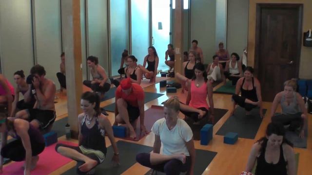 Yoga for Happy Hips: 60 Minute Yoga Class with Ashley Turner смотреть онлайн