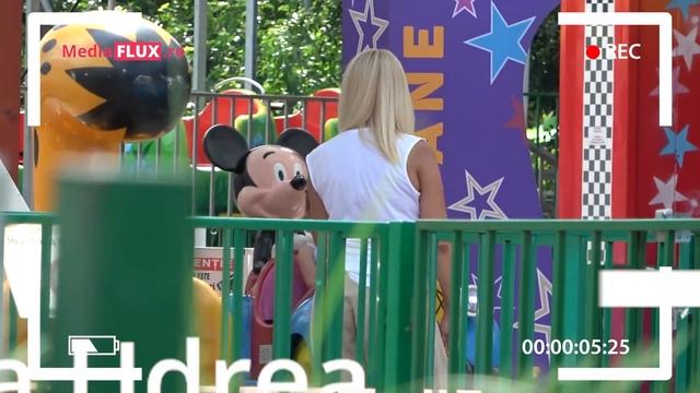 Elena Udrea într-o ținută de „doar” 1.500 de euro în parc, cu fetița ei смотреть онлайн