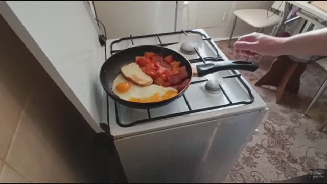Яичница с помидорами и колбасой.