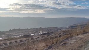 Красивое небо. Рассвет над карьером. Вид из кабины машиниста тепловоза.