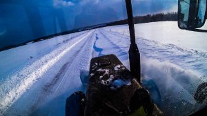 Чистим снег после ночной метели. Снова отремонтировали отвал. Снова задуло дорогу.