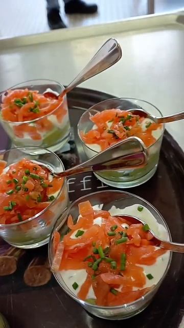 Verrine Au Mousse d'avocat, Crème et Truite Fumé. Atelier Cuisine l'IME Le P'tit Suize смотреть онлайн