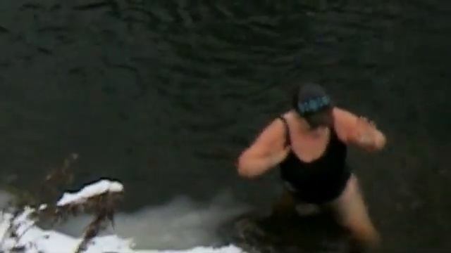 Морж Столицы сложных спусков в ледяную воду не боится! смотреть онлайн