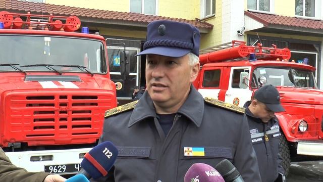 Голова ДСНС нагородив патрульного, який врятував родину під час пожежі смотреть онлайн