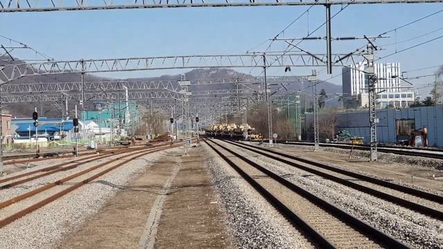 동두천역에서 입환 중인 건설화물열차(M1에이브람스) (2020.2.23) смотреть онлайн