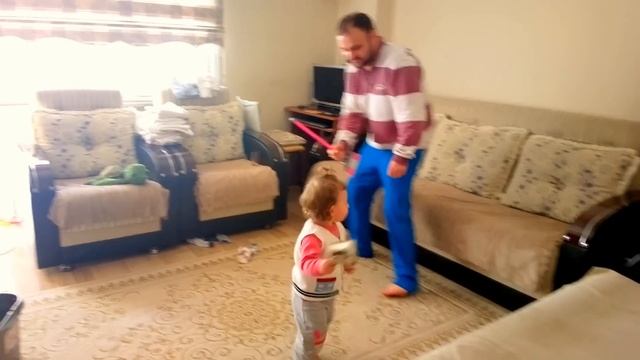 Cezveyle Babasına Saldıran Bebek