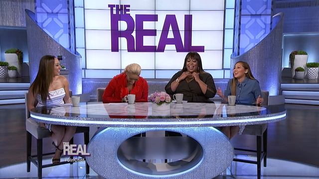 'The Real' Hosts Admit They Check Out Loni Love! смотреть онлайн