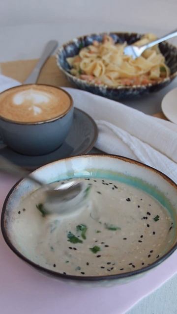 A bowl of congee topped with black sesame seeds (Bubur Jenang dengan toping Wijen Hitam) смотреть онлайн