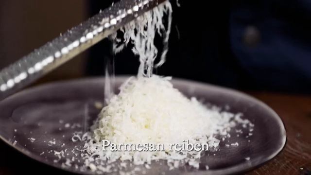 Tortelli Pesto Basilico mit gerösteten Pinienkernen смотреть онлайн