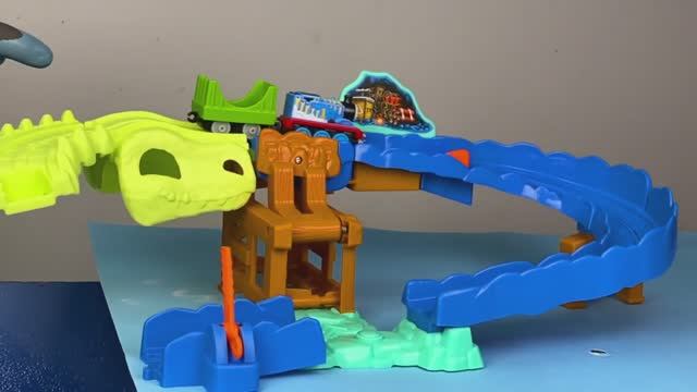 Паровоз против измельчителя кто же победит ? а также машинки игрушки попробуем на прочность смотреть онлайн