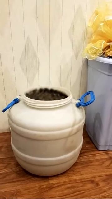 ЕНОТ ВИТЯ ЭТО ЖИДКОСТЬ. СМОТРИ, КАК ЕНОТ ВИТЯ ПРОСОЧИЛСЯ В БАК. НЕ ТОЛЬКО КОШКИ ЖИДКОСТЬ