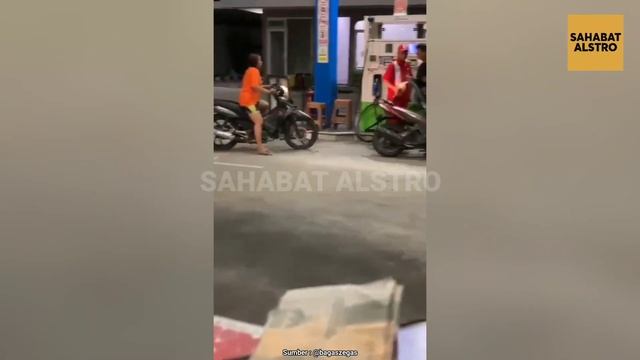 IBU-IBU TERUS PENCET KLAKSON Dan Geber-geber Motornya, Karena Gak Sabar Antri isi BBM di SPBU. смотреть онлайн