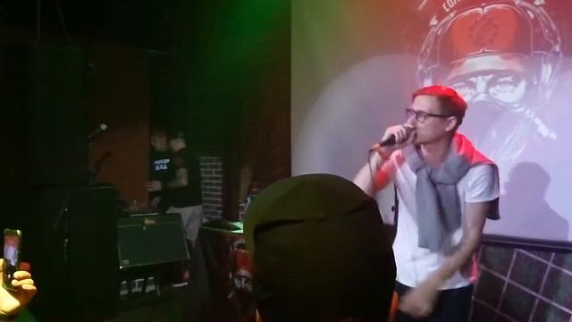 Nekby талантливый рэп исполнитель в клубе. Denlinivi и жизнь очевидцев смотреть онлайн