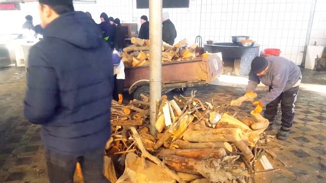 Pilaf is prepared for 3,500 people even in abnormally cold weather.THE LARGEST PLAVA CENTER IN ASIA смотреть онлайн