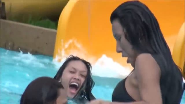 【ハプニング】ウォータースライダーでポロリ！？【Thailand】Water Slider Happening смотреть онлайн