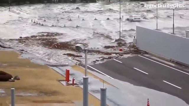 Japan 2011 Tsunami Caught On Camera Ocean Overtops Wall смотреть онлайн