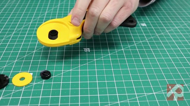 How To Change The Blade On An Olfa Fabric Rotary Cutter смотреть онлайн