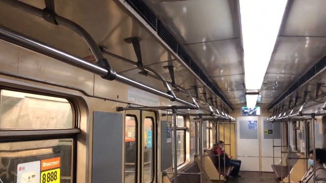 ПЕРШИЙ ПОЇЗД КИЇВСЬКОГО МЕТРО після жорсткого карантину смотреть онлайн