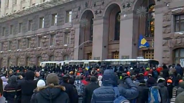 Холодный душ для Беркута под КМДА 11.12.2013 в 9 утра - ч1 смотреть онлайн