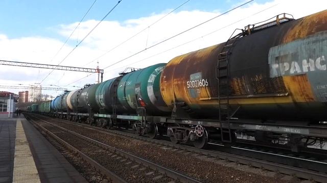 3ЭС6-1365 "Синара" с перегоняемым ТЭП70-0488 с грузовым поездом следует через платформу Первомайска смотреть онлайн