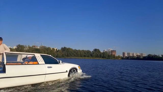 лимузин едит по воде. смотреть онлайн