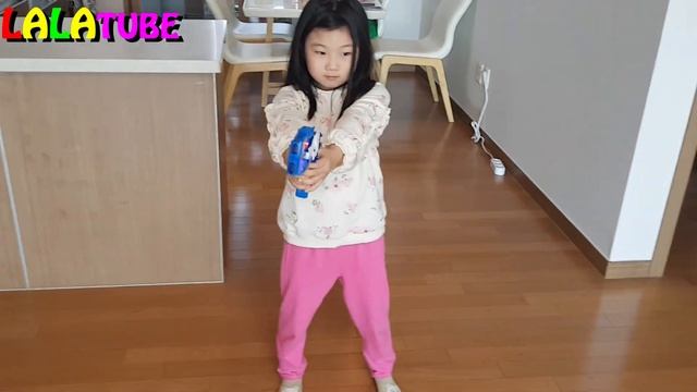 티비에서 헐크가 나왔어요!! 어벤져스 슈퍼히어로 도와줘요~ super hero hulk 라라튜브 смотреть онлайн