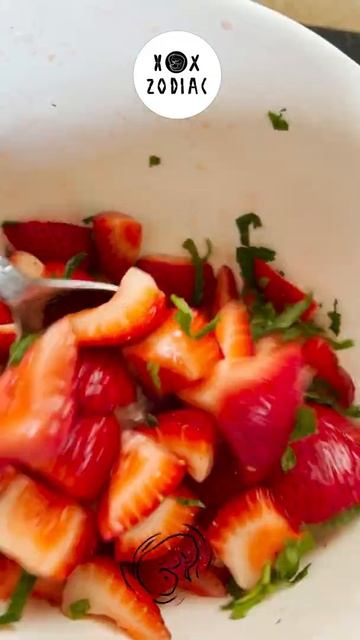 Aleksa Mara (HORSE) offers Strawberries with Mint Whipped Cream to the Horse смотреть онлайн