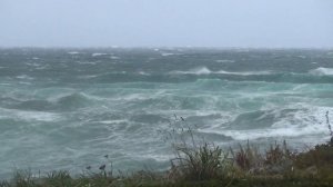 Кунашир.  Шторм на мысе Столбчатом.