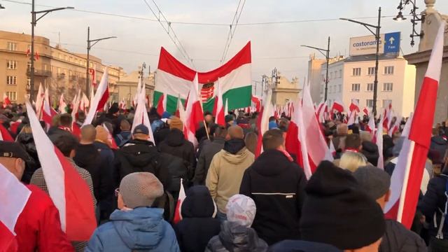 Wielka flaga Węgier na Marszu Niepodległości Warszawa 11.11.2021 смотреть онлайн