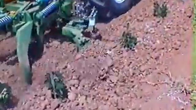 Cavadora Automatica Con Palpador Cavando Cepas Jovenes.mpg