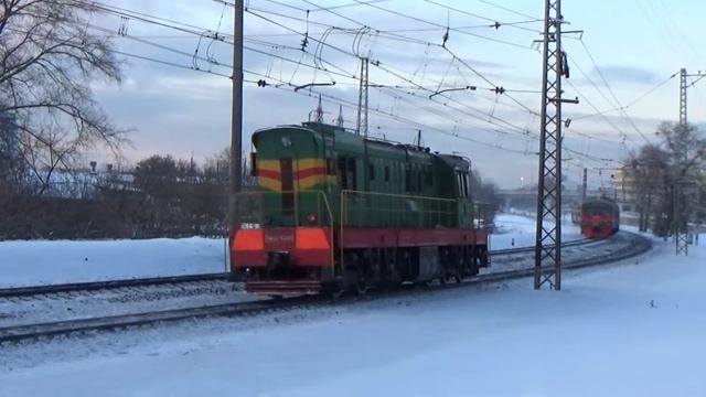 Встреча тепловоза ЧМЭЗ-5245 с электропоездом ЭД4М-0043. смотреть онлайн