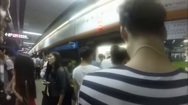 Tomar el Metro en China (en Castellano) смотреть онлайн