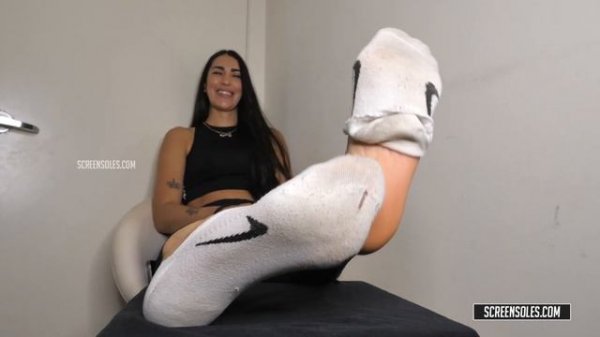 THE QUEEN OF BIG FEET IS BACK!