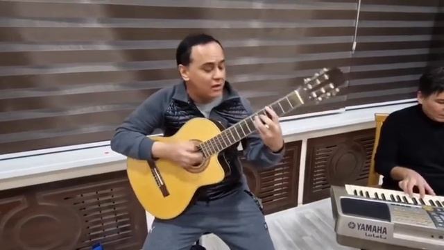 Otabek Muhammadzohid Bugun Qoʻshni Qishloqqa Kelin Boʻldi Yor Yor Yor Jonli Gitarada Aytilgan