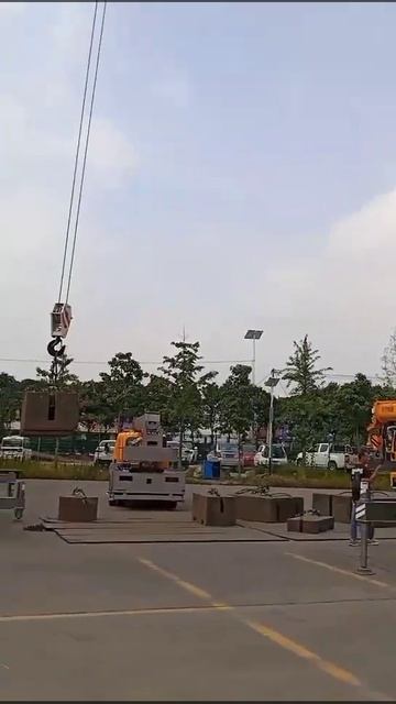The 10-ton Universiade truck crane has a weight of 2 tons смотреть онлайн