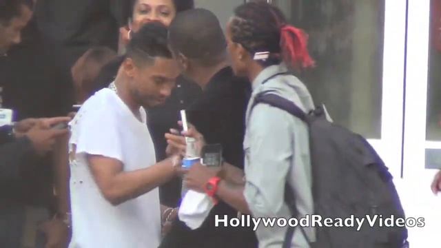 Miguel departs the 2013 BET Awards in LA смотреть онлайн
