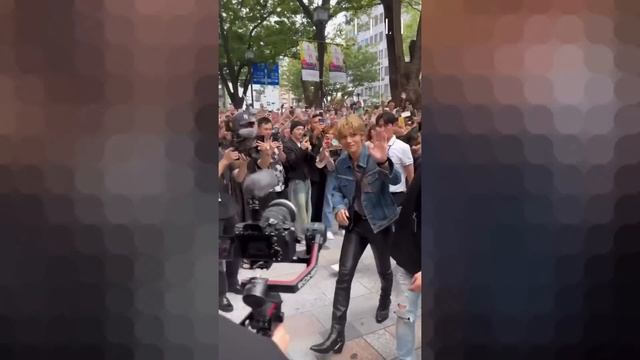 BTS's V and Park Bo Gum cute interacts with fans at Celine event in Japan смотреть онлайн