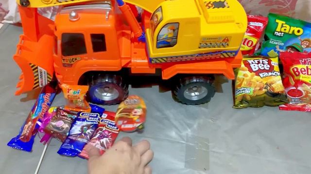 Menemukan Excavator, Lollipop, Permen Yupi, Cucu, Permen Jagoan Neon, Marshmellow, Permen Unik