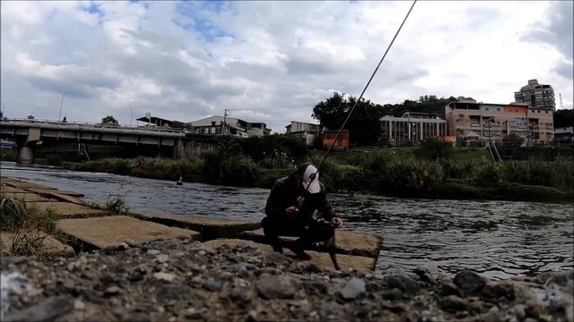 Creek fishing in Taiwan 冬天的基隆河隨便丟隨便咬爆籠是剛好 смотреть онлайн