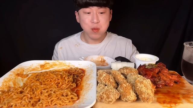 SUB) BHC 신메뉴 마법클 치킨 & 불닭볶음면, 고추장 직화 구이 먹방 ASMR 마늘과 버터를 넣은 치킨이라니 불닭이랑 찰떡 조합 예상🍗 뿌링뿌링 소스도 얹으면 환상🌈 смотреть онлайн