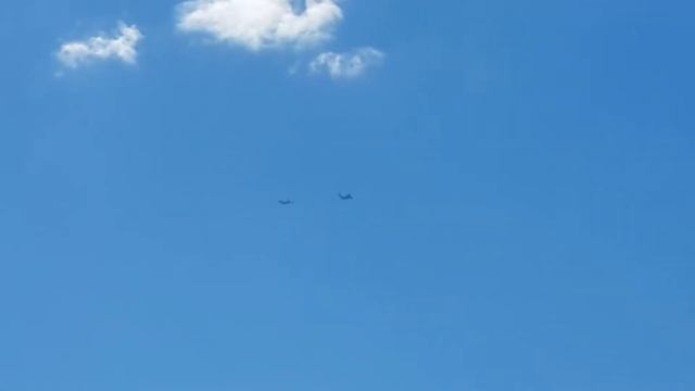 Самолеты режут облака смотреть онлайн