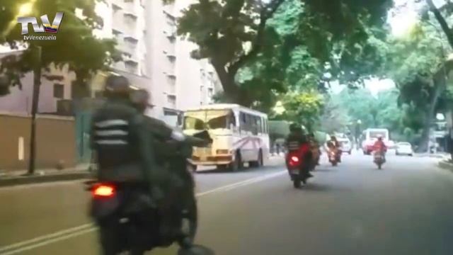 Dos heridos y cinco detenidos en Valencia durante las protestas contra Maduro смотреть онлайн