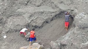 Строительство, шахтёрам с трудом удалось свдинуть огромный камень