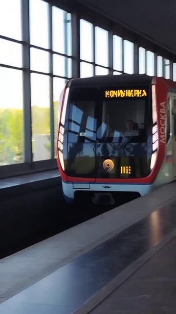 Метропоезд Москва прибывает на станцию Воробьевы горы смотреть онлайн