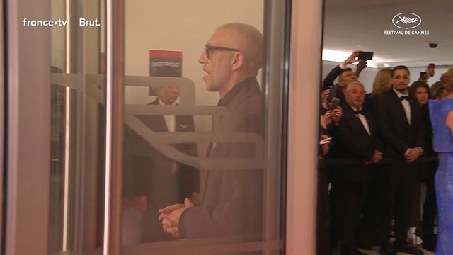 THE SHROUDS (LES LINCEULS) – Rang I – English – Cannes 2024 смотреть онлайн