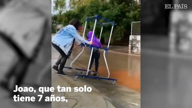 Un niño de siete años con parálisis cerebral logra patinar con la ayuda de una plataforma adaptada смотреть онлайн