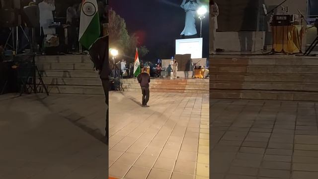 зажегает под индийские песни