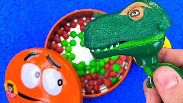 Satisfying Video l Container Full of Magic Play Doh Skittles & M&M's Candy Mesh Stress Balls ASMR смотреть онлайн