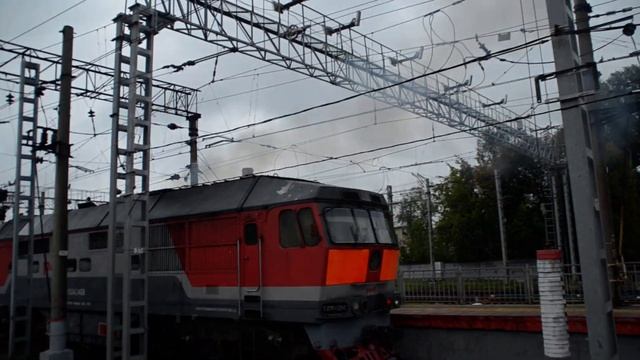 ТЭП70-0246 маневрирует на Ленинградском вокзале смотреть онлайн