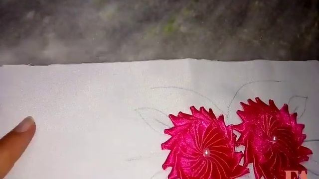 Barradinho Bordado Com Flores De Cetim